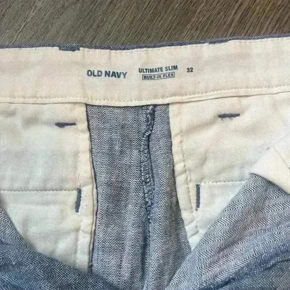 Old navy men’s light weight shorts - Picture 2 of 3